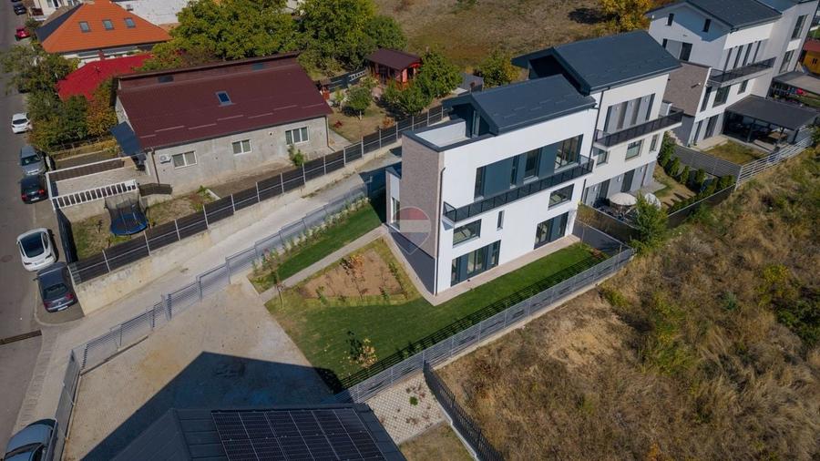 Casă cu 5 camere cu Teren 492 Mp în Dâmbul Rotund