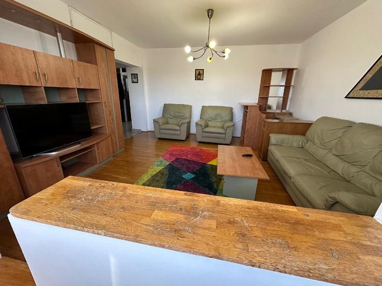 Apartament cu 3 camere decomandat în Tei