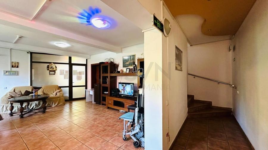 Casă individuală cu 9 camere cu Canalizare în Central