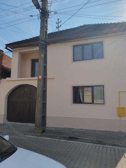 Casă individuală cu 4 camere cu Teren 1800 Mp în Central
