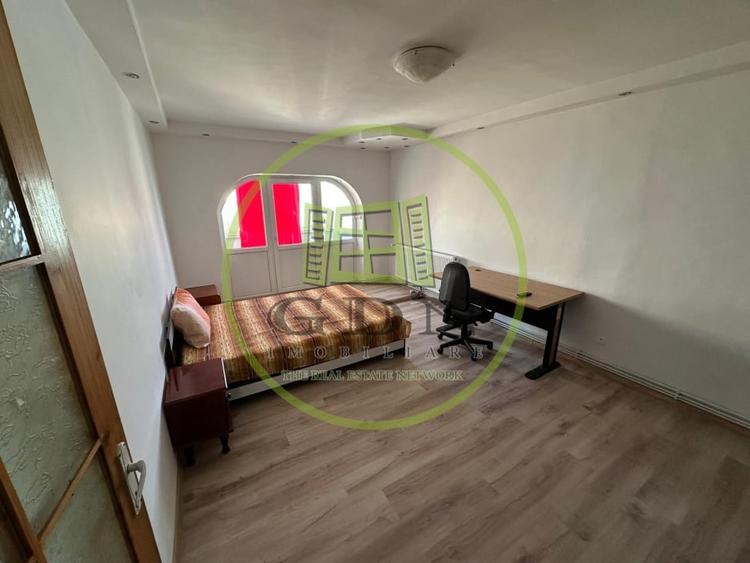 Apartament cu 3 camere decomandat, mobilat în Rovine