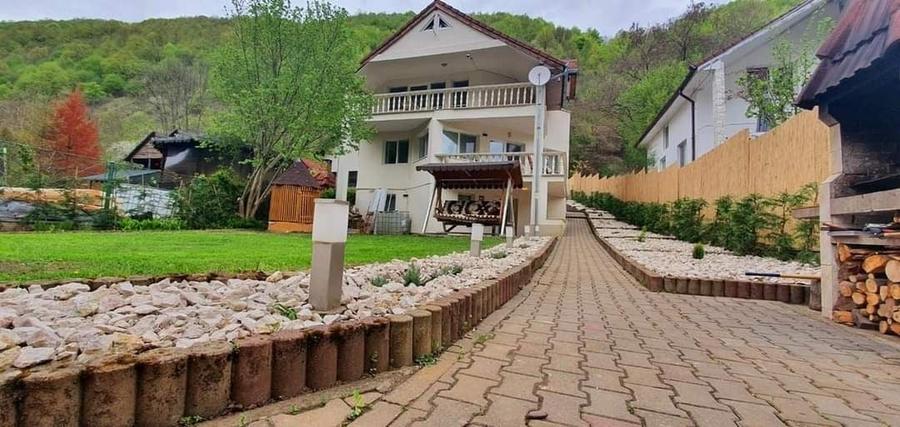 Casă cu 4 camere în Valea Mănăstirii
