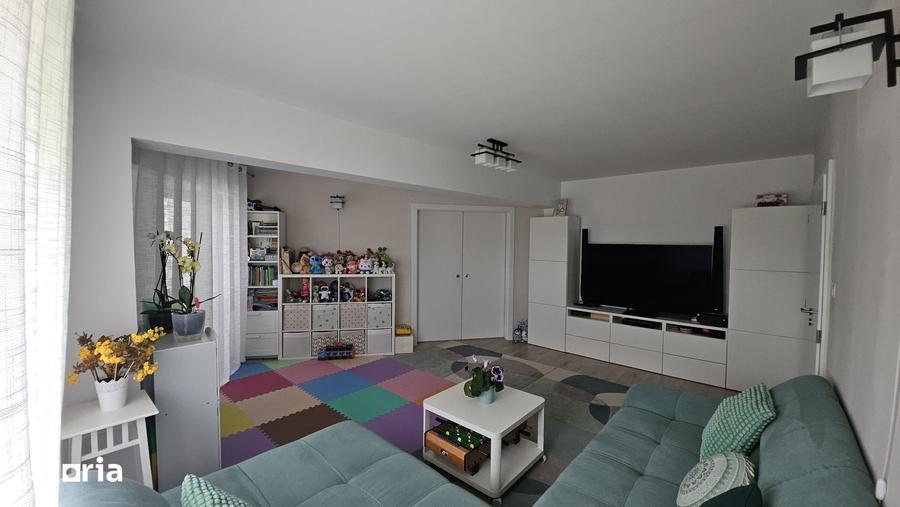 Apartament cu 4 camere decomandat în Dârste