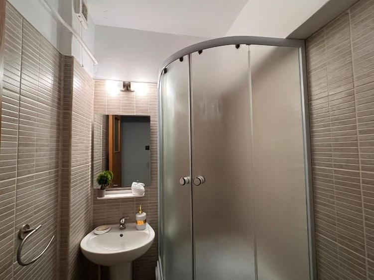 Apartament cu 4 camere decomandat, mobilat în Podul de Fier