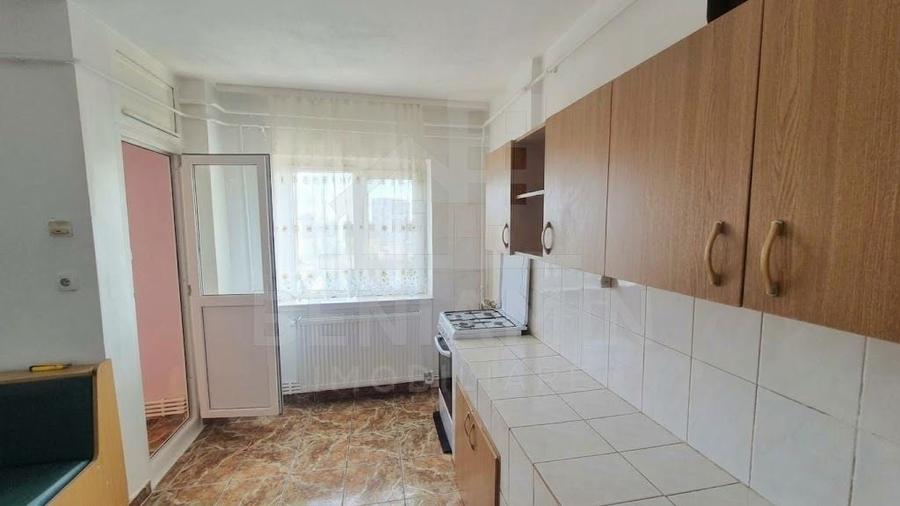 Apartament cu 3 camere decomandat în Calea București