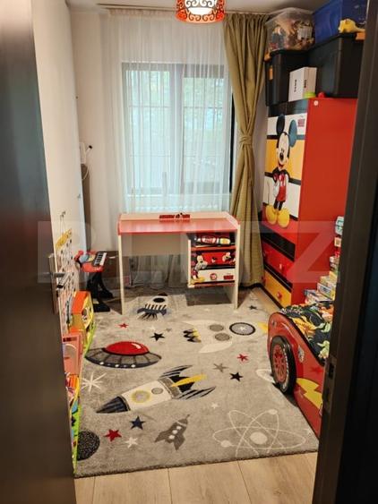 Apartament cu 3 camere semidecomandat, mobilat în Podul de Piatră