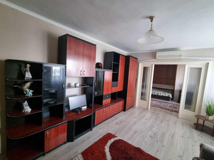 Apartament cu 3 camere decomandat în Exterior Vest