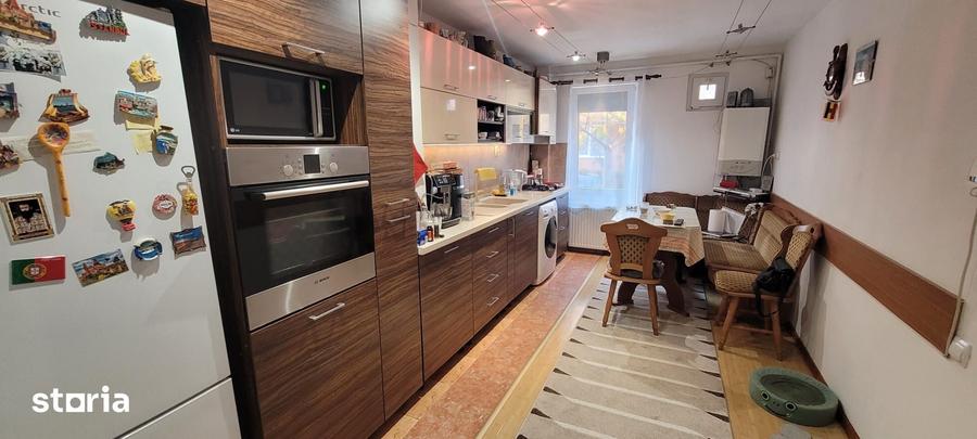 Apartament cu 3 camere decomandat în Florilor