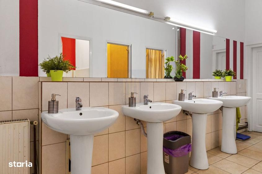 Casă cu 8 camere cu Canalizare în Central