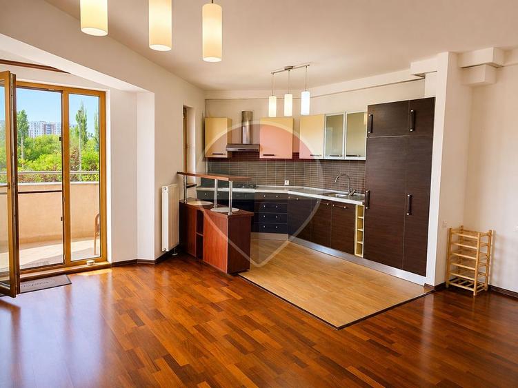 Apartament cu 3 camere semidecomandat, mobilat în P-ta Presei Libere