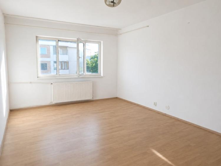 Apartament cu 3 camere decomandat în Rovine