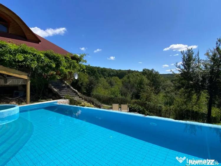 Casă cu 7 camere cu Teren 17000 Mp în Cărbunari
