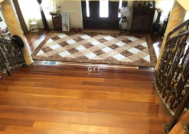 Casă cu 14 camere cu Teren 3500 Mp în Central