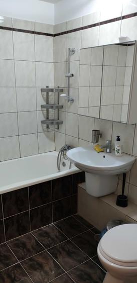 Apartament cu 3 camere decomandat în Lacul Tei