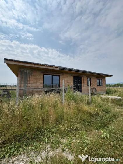 Casă cu 4 camere cu Teren 700 Mp în Recea
