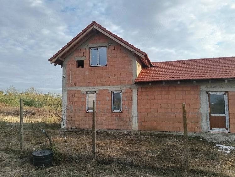 Casă cu 1 camere cu Teren 780 Mp în Herneacova