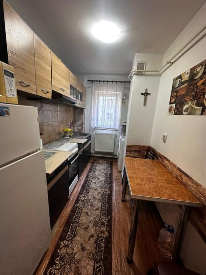 Apartament cu 3 camere semidecomandat în Alexandru cel Bun