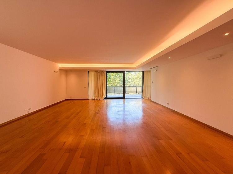 Apartament cu 3 camere semidecomandat, mobilat în Primăverii