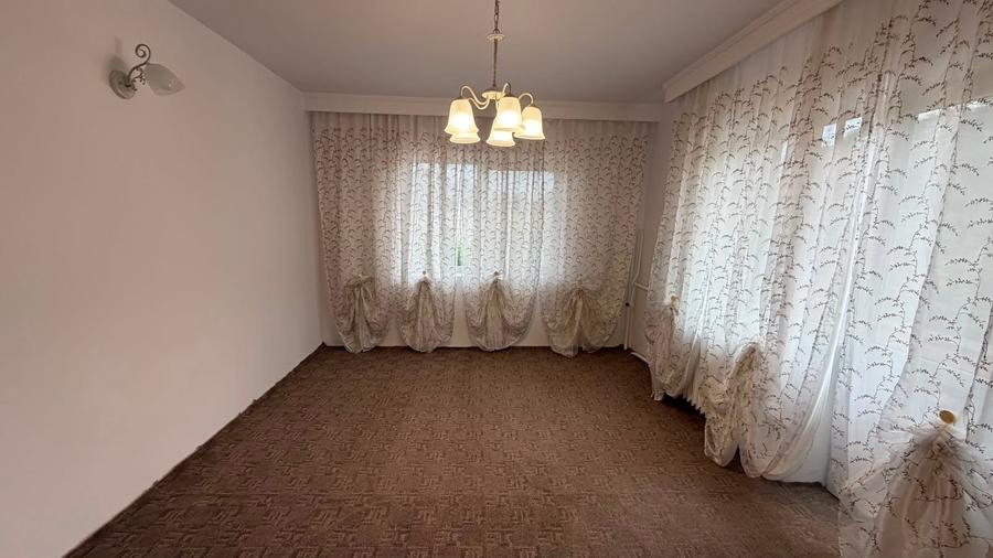 Casă individuală cu 7 camere cu Canalizare în Sărărie