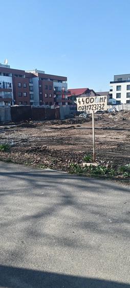 Teren de 4400 mp, în Sisești