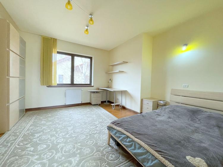 Casă individuală cu 6 camere cu Canalizare în Mehala
