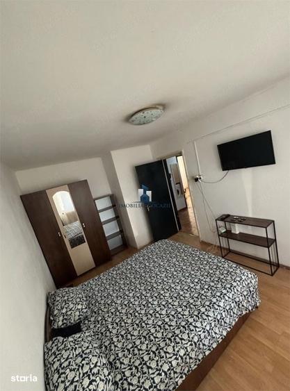 Apartament cu 3 camere semidecomandat în Apărătorii Patriei