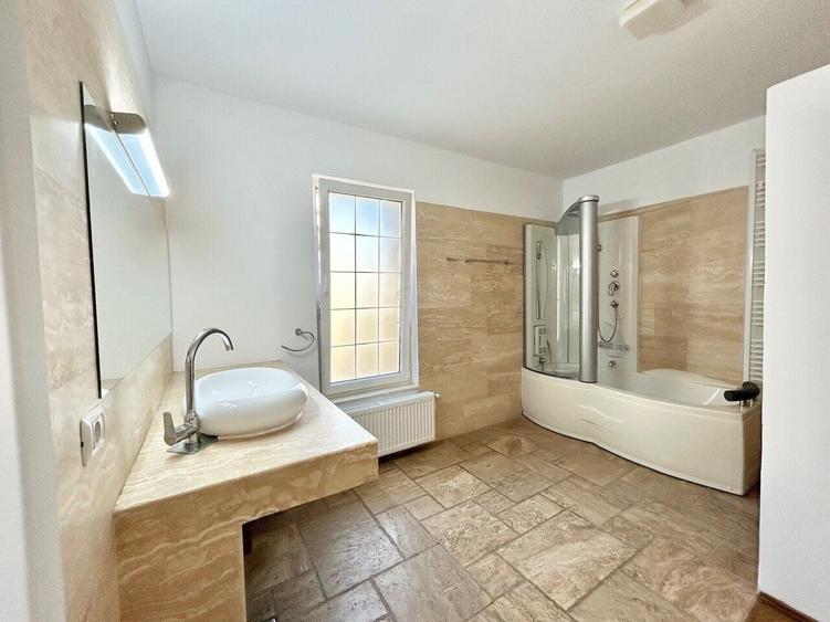 Duplex cu 8 camere cu Canalizare în Iancu Nicolae