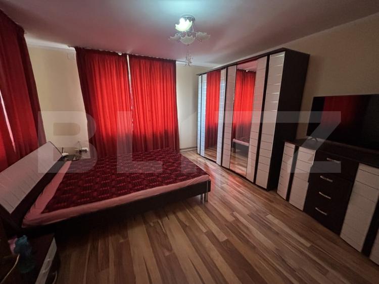 Casă individuală cu 9 camere cu Canalizare în Est