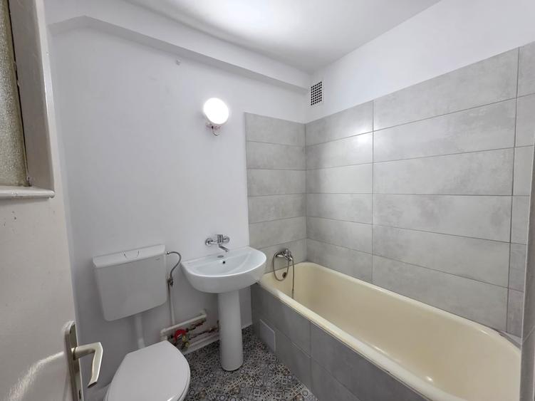 Apartament cu 3 camere semidecomandat în Vatra Luminoasă