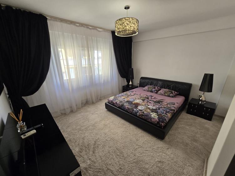 Apartament cu 3 camere decomandat în Roșu