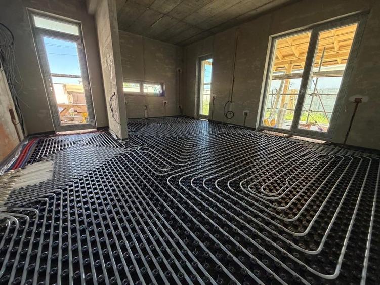 Casă individuală cu 4 camere cu Canalizare în Central