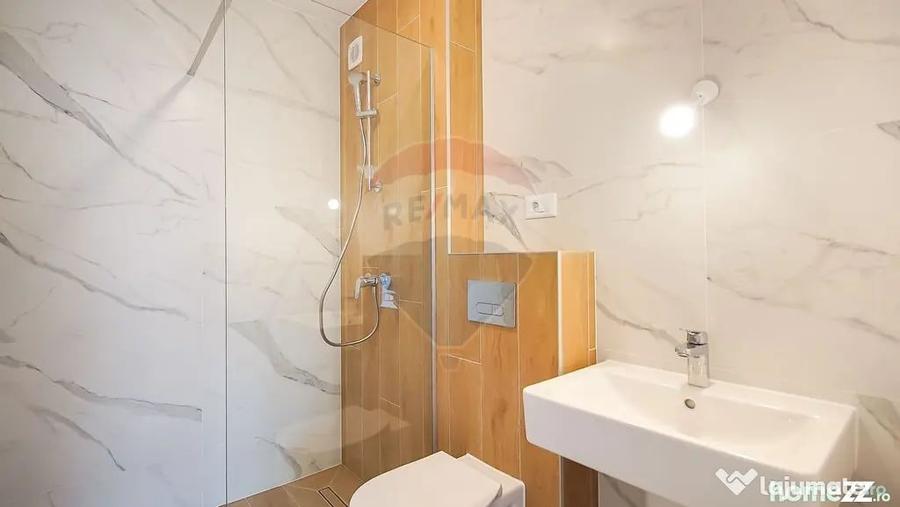 Apartament cu 3 camere semidecomandat în Tractorul