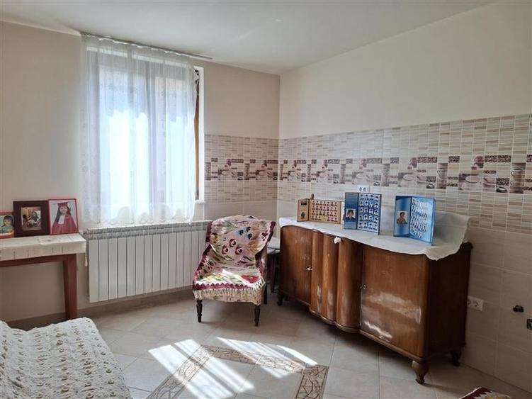 Casă individuală cu 6 camere cu Canalizare în Petrești