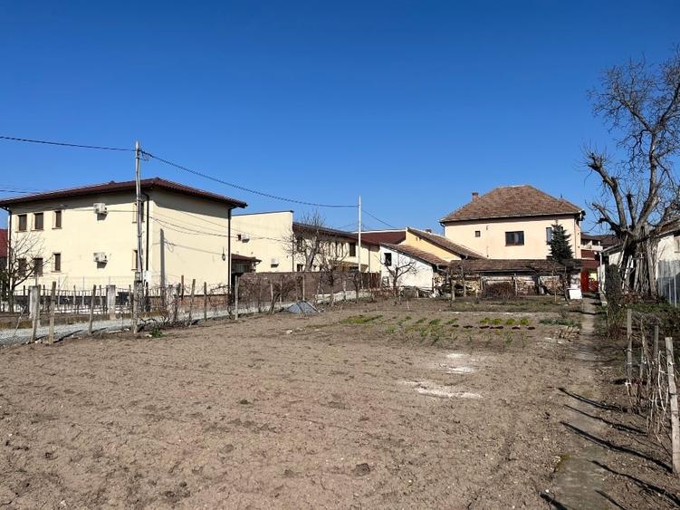 Casă individuală cu 5 camere cu Teren 1500 Mp în Central