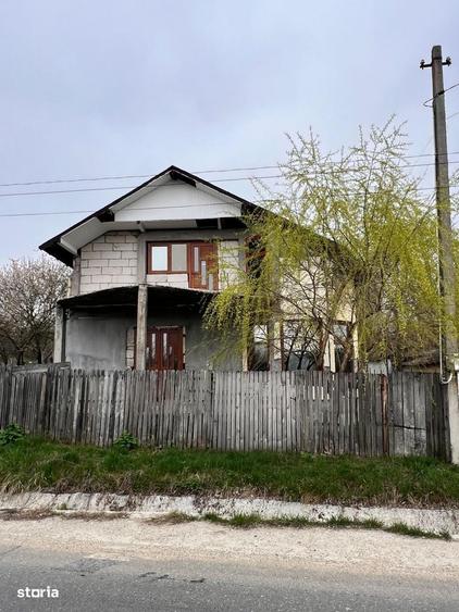 Casă cu 4 camere cu Teren 2244 Mp în Oveselu