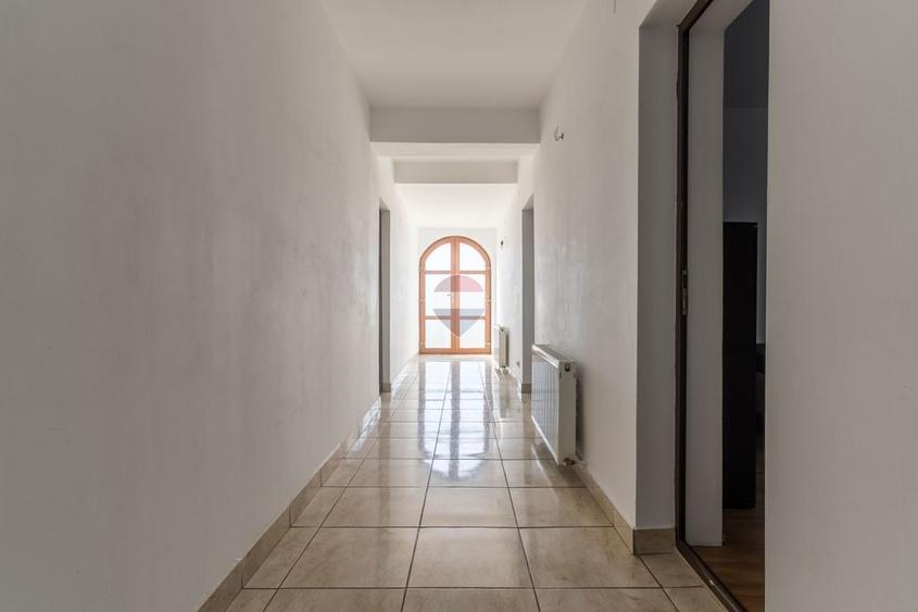 Casă individuală cu 9 camere cu Teren 1025 Mp în Bucium