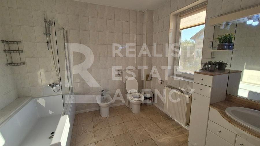 Duplex cu 5 camere cu Canalizare în Central