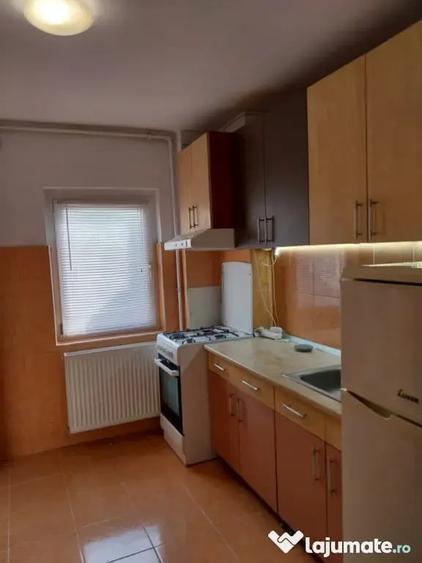 Apartament cu 4 camere decomandat în Confecții
