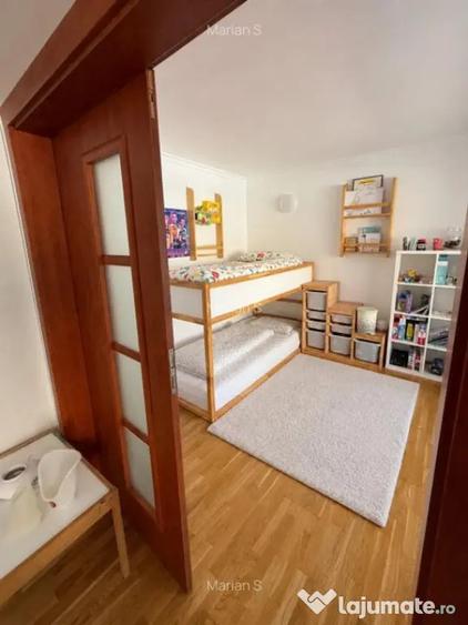 Apartament cu 4 camere semidecomandat în Tractorul