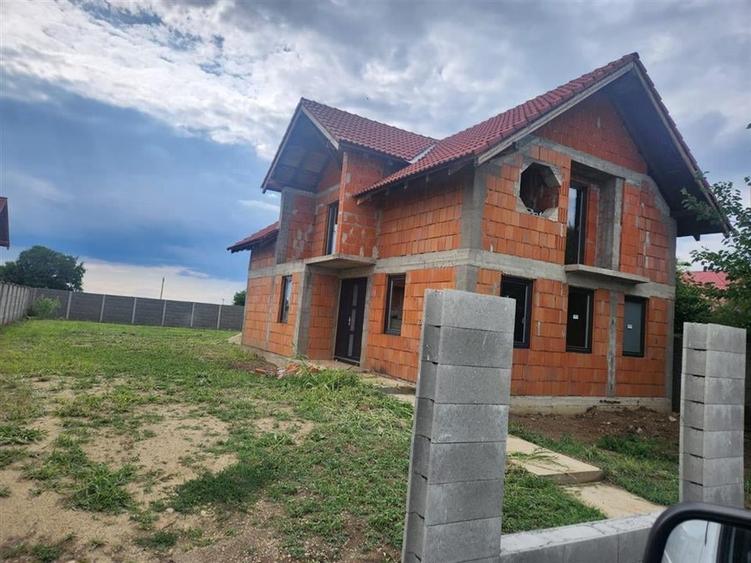 Casă individuală cu 4 camere cu Teren 700 Mp în Biharia