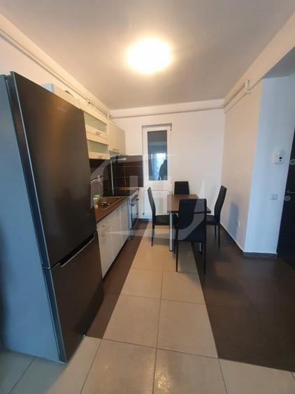 Apartament cu 3 camere semidecomandat, mobilat în Iris