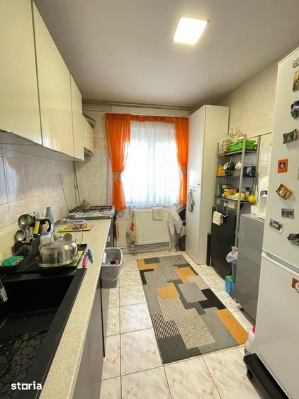Apartament cu 3 camere semidecomandat în Podu Roș
