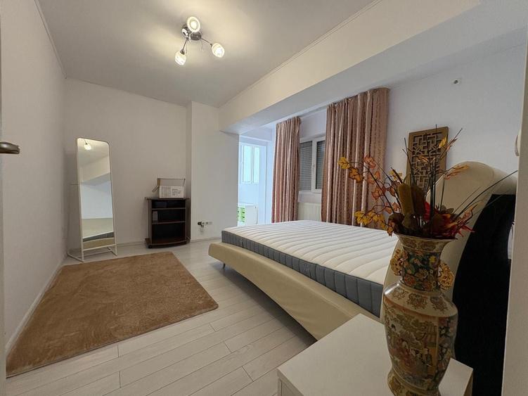 Apartament cu 3 camere semidecomandat în Cățelu