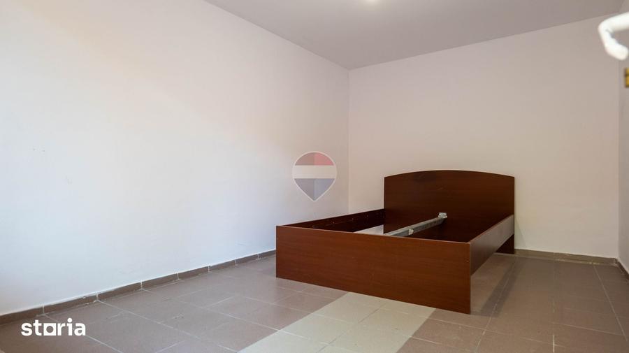 Casă cu 9 camere cu Teren 160 Mp în Chitila