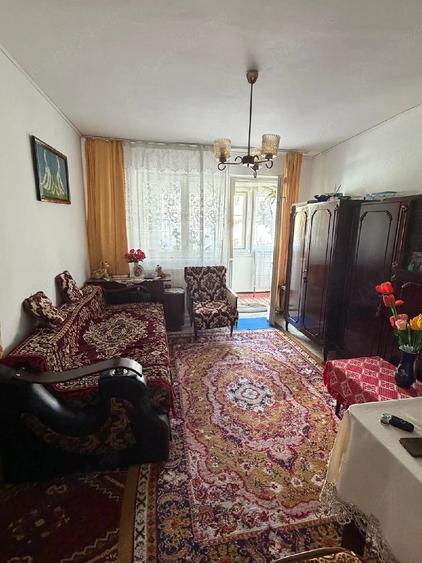 Apartament cu 3 camere decomandat în Cet