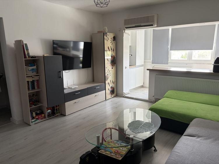 Apartament cu 2 camere decomandat în 1 Decembrie