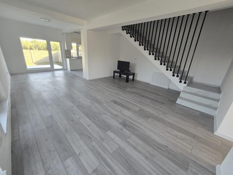 Duplex cu 4 camere cu Canalizare în Moșnița Nouă