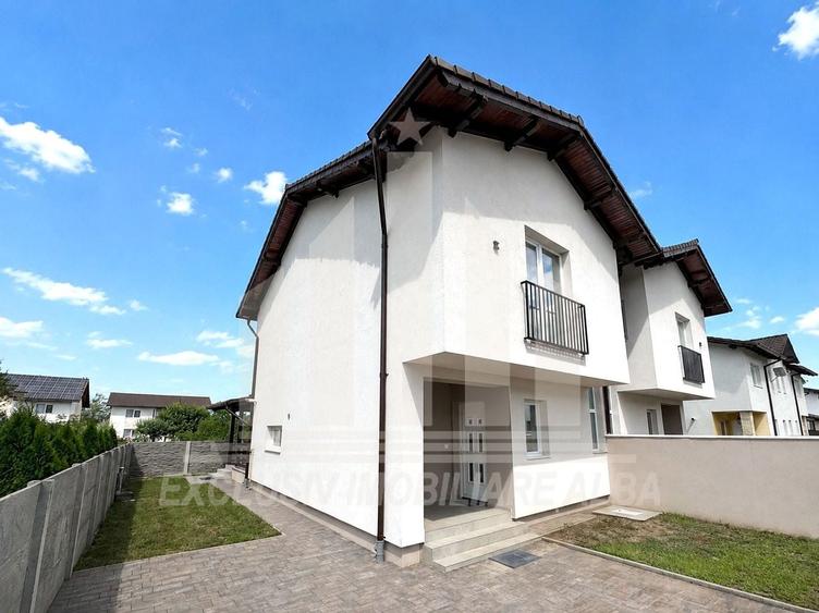 Duplex cu 4 camere cu Canalizare în Sud