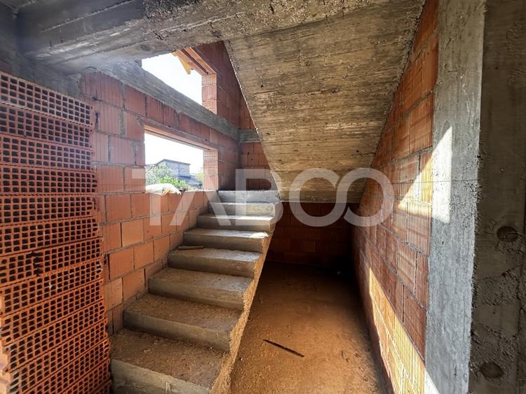 Casă individuală cu 5 camere cu Teren 700 Mp în Șura Mare