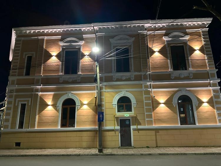 Casă individuală cu 10 camere cu Teren 362 Mp în Central